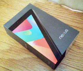 段ボールから取り出した、Nexus 7(2012)の箱 7 のデザインかっこいい！