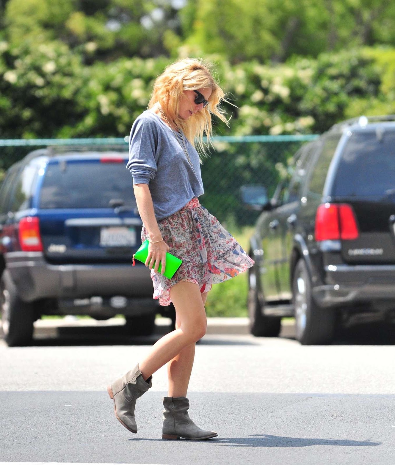 http://2.bp.blogspot.com/-gbE7L0RNHJc/T6jsNG-WruI/AAAAAAAAEgM/TSm8A5y5VfY/s1600/Gwyneth+Paltrow-Beverly-Hills-2012-07.jpg