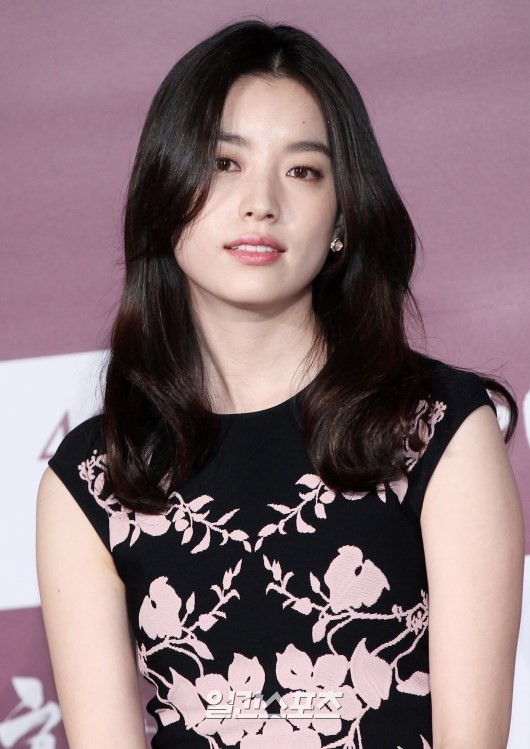 The 37-year old daughter of father (?) and mother(?) Han Hyo Joo in 2024 photo. Han Hyo Joo earned a  million dollar salary - leaving the net worth at 2 million in 2024