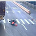 Mujer sale ilesa tras ser arrollada por un camión en China (Vídeo)