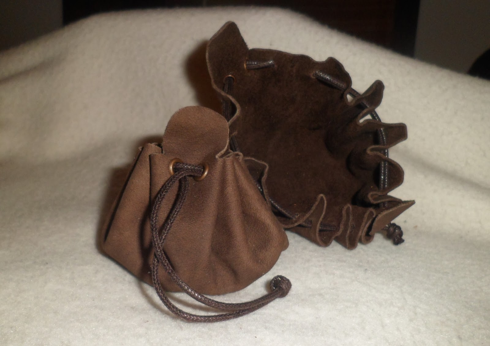 Cuero y plumas Bolsas de Judas en serraje