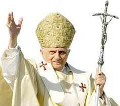 Papa Benedicto XVI dice: "Cuando niegas a Dios, niegas la dignidad humana"