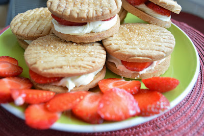 strawberry vanilla shortbread cookies