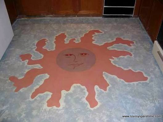 Arquitectura de casas: piso de cemento alisado decorado con arte.
