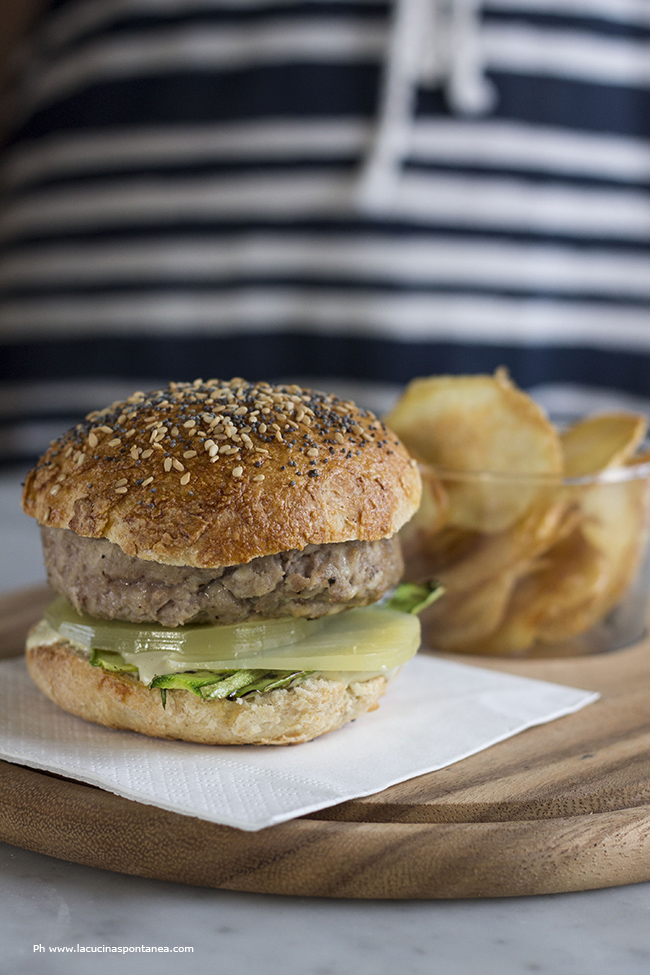 Hamburger dell'orto con chips di patate