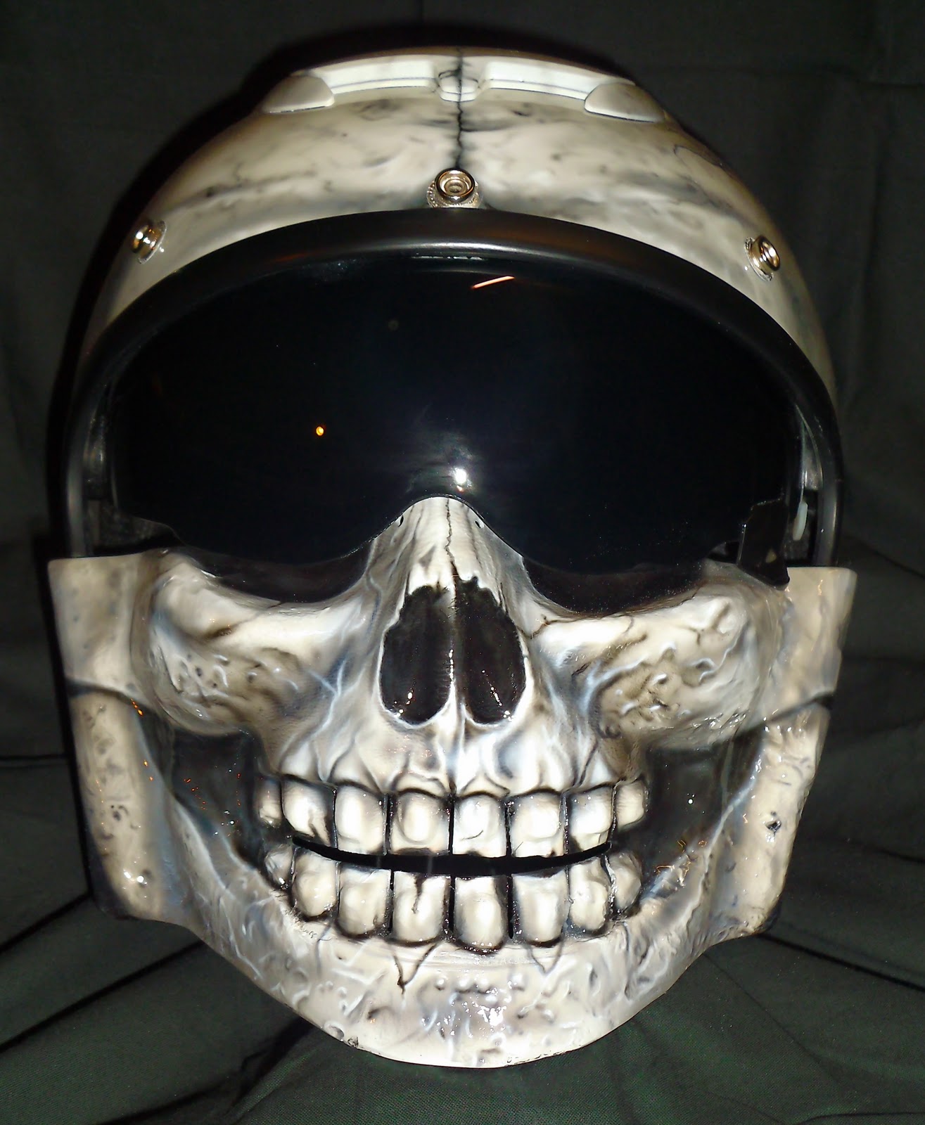 pin airbrush motorradhelm mit maske skull on pinterest