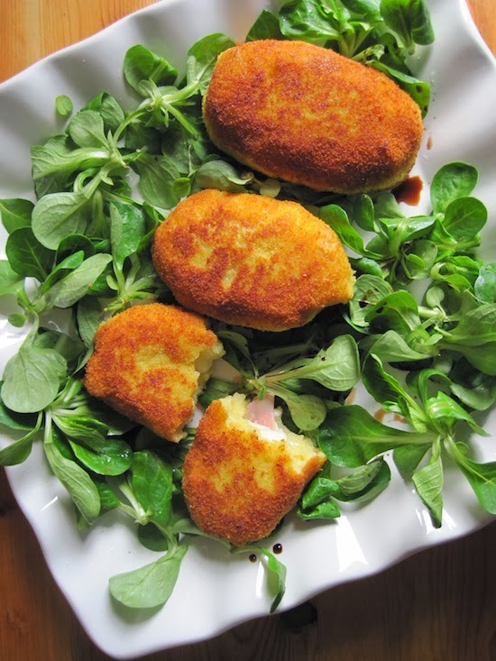 gray apron Croquettes with prosciutto and mozzarella