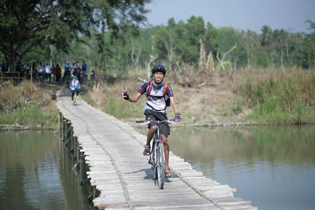 Entahlah, aku sedang bergaya apa saat difoto Entahlah, aku sedang bergaya apa saat difoto