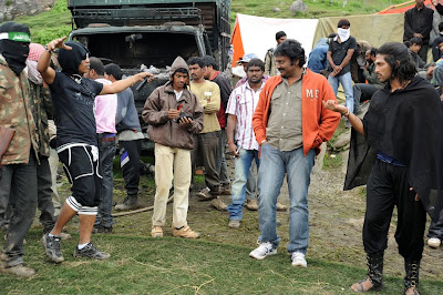 http://2.bp.blogspot.com/-glq09-Zg-Dg/TaE9U4y_8VI/AAAAAAAACFk/qP3YtehWduc/s1600/badrinath-on-location-stills-4.jpg