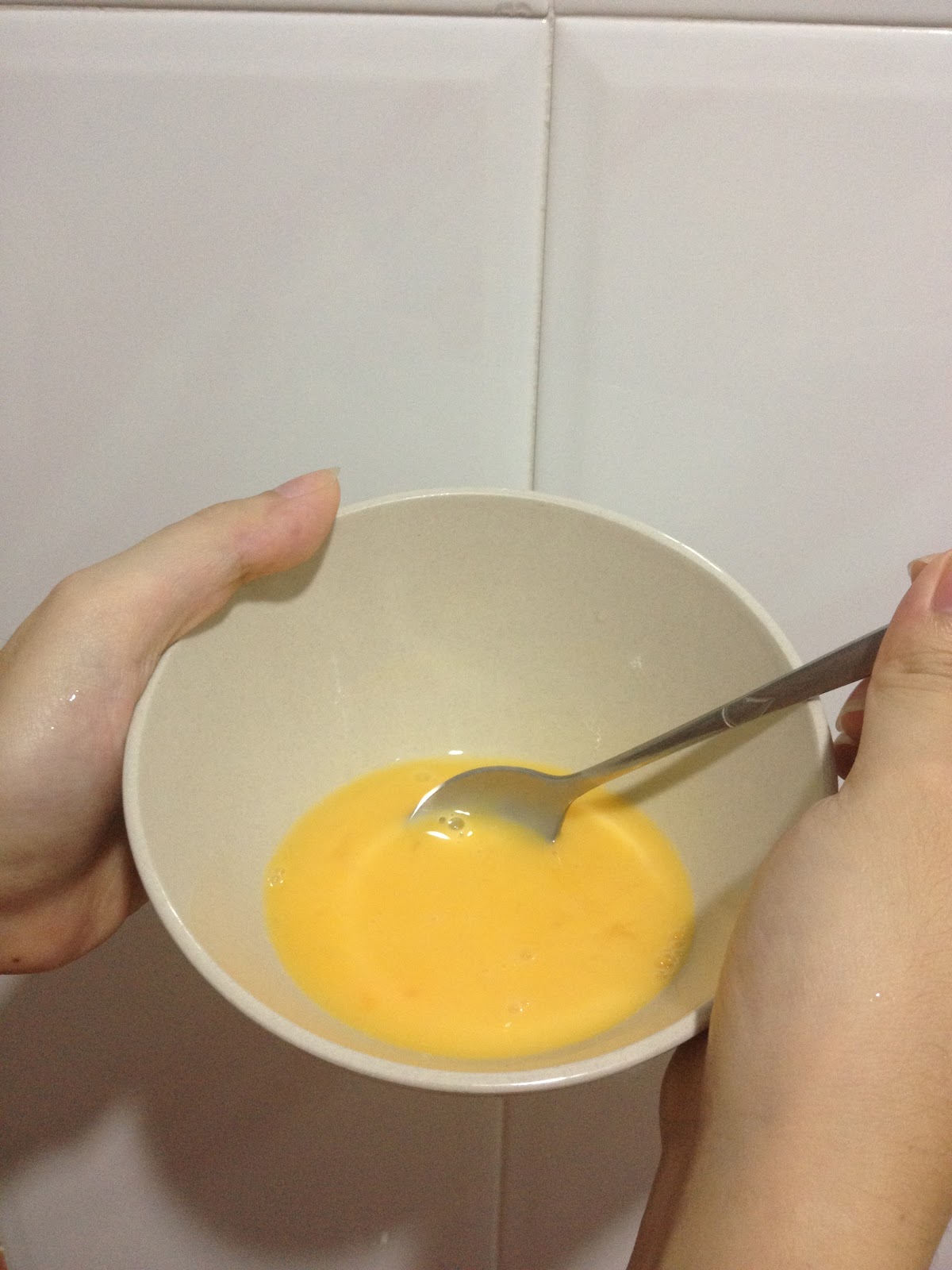 DIYbeauty Raw eggs hair treatment