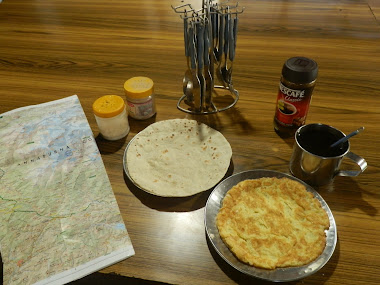 petit dej de trek : omelette, chapati et cafe !