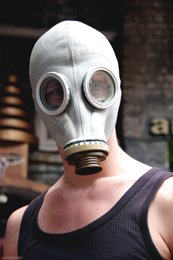 aliciasivert, alicia sivertsson, london med grabbarna, england, camden town, camden lock markets, horse tunnel market, marknad, gasmask, kaizers orchestra
