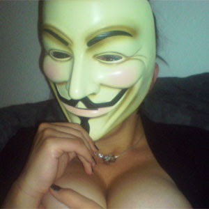 Jornalismo 24Horas: Fãs de grupo hacker ficam peladas em página na