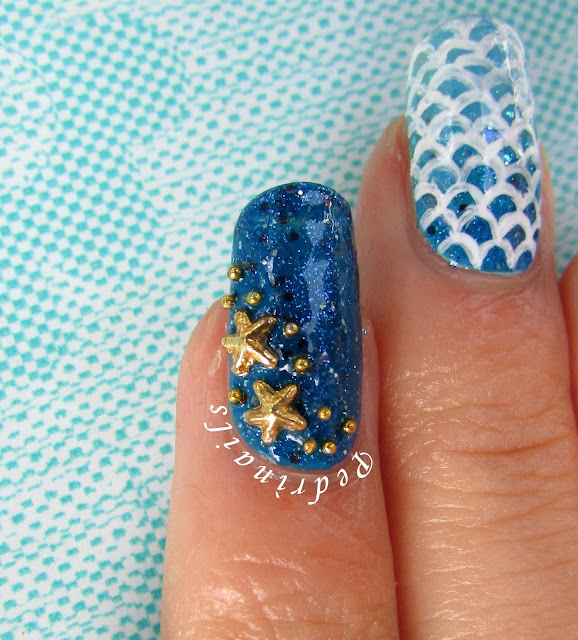 Blue accent nail with golden starfishes placement - photo © Pedrìnails