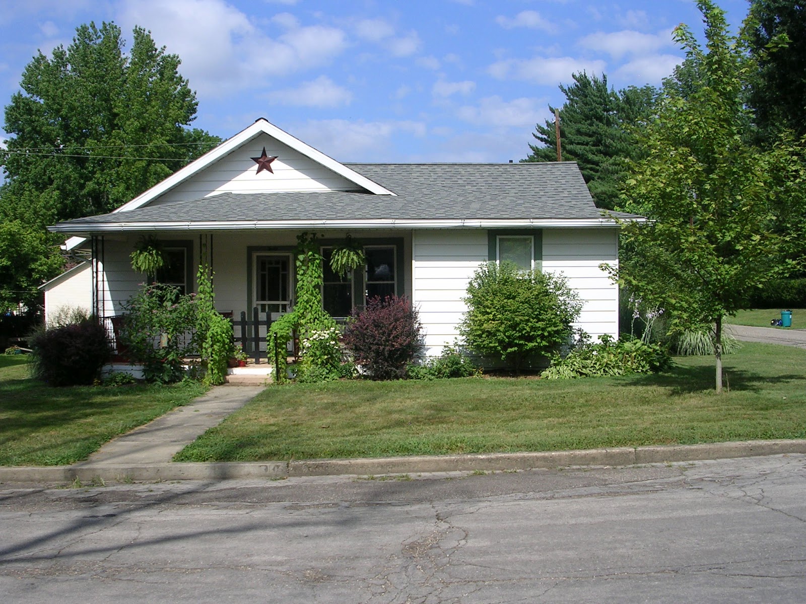 Charming 2Bedroom Ranch, Fenced Yard, 2Car Garage