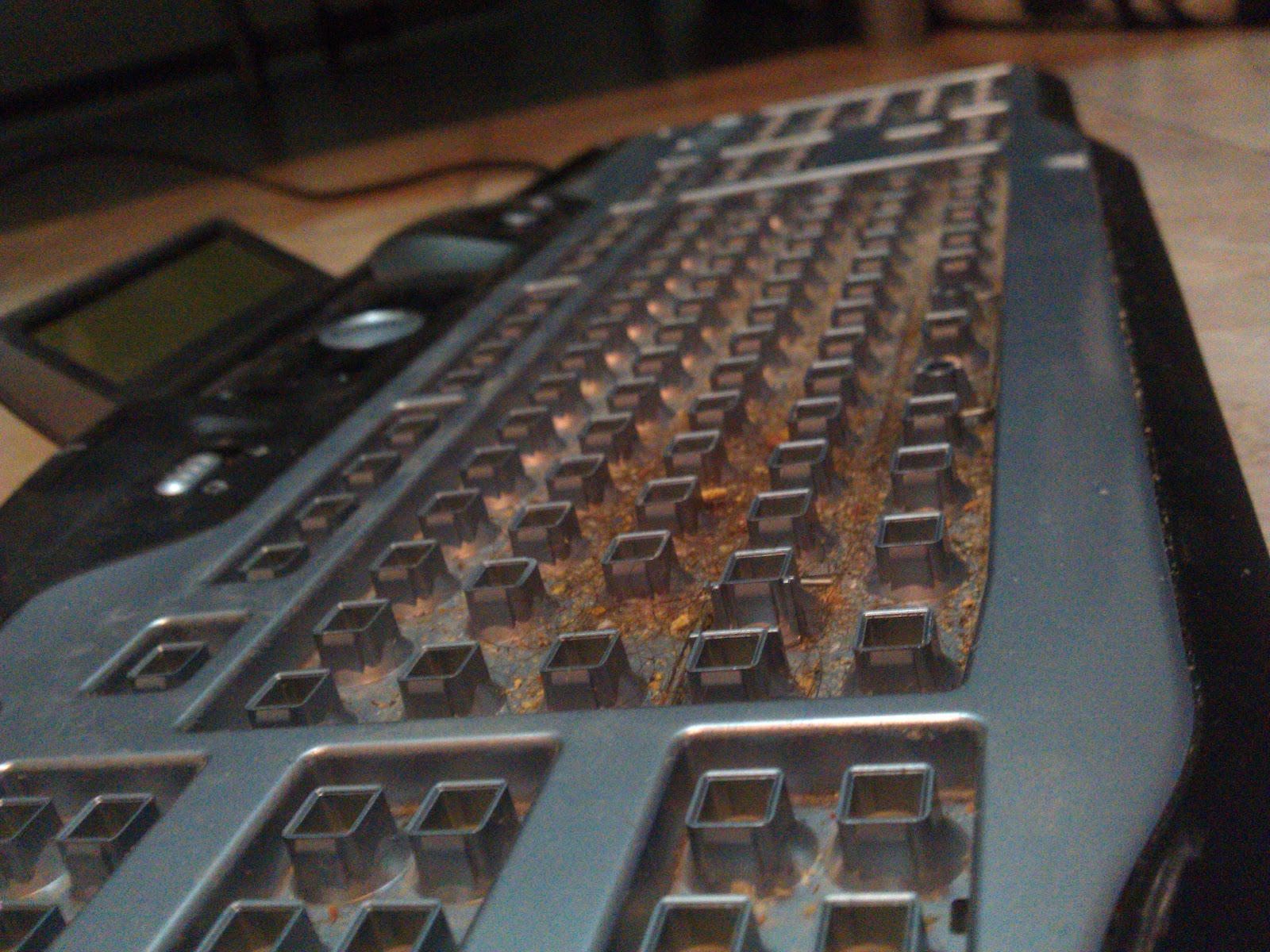 Day in the life of a I.T technician Cleaning Logitech G15 Gaming Keyboard