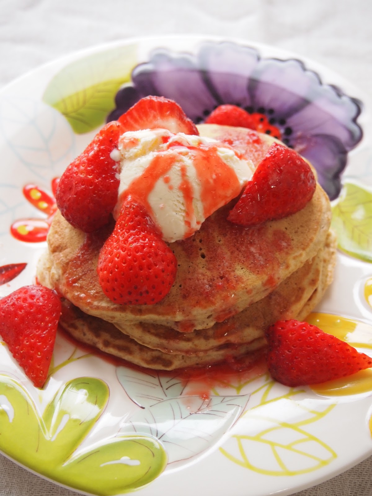 Green Banana 胚芽ブランパンケーキ Withストロベリー バニラアイスクリーム
