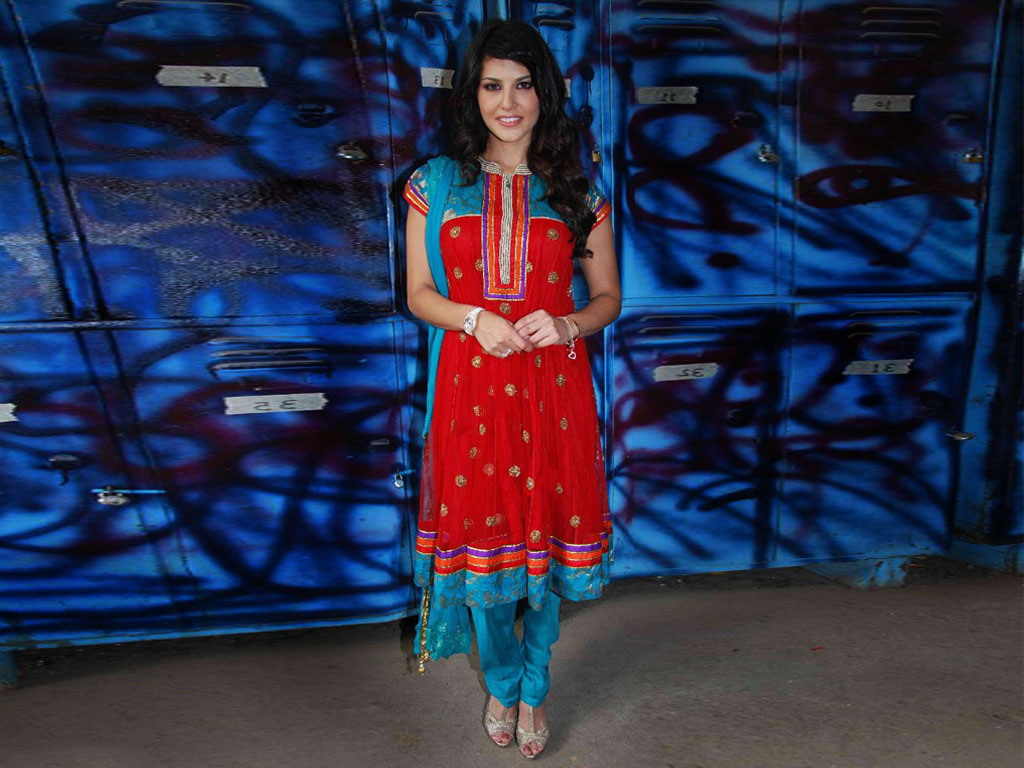 http://2.bp.blogspot.com/-gv1-sQluzcA/T3wf9AjCV9I/AAAAAAAAOp0/INScAv9FExw/s1600/Sunny+Leone+%283%29.jpg