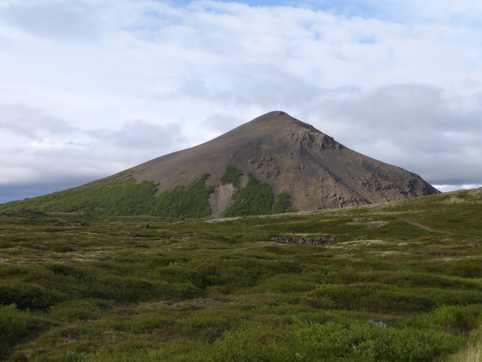 Bel itineraire Vindbelgjarfjall sous les nuages