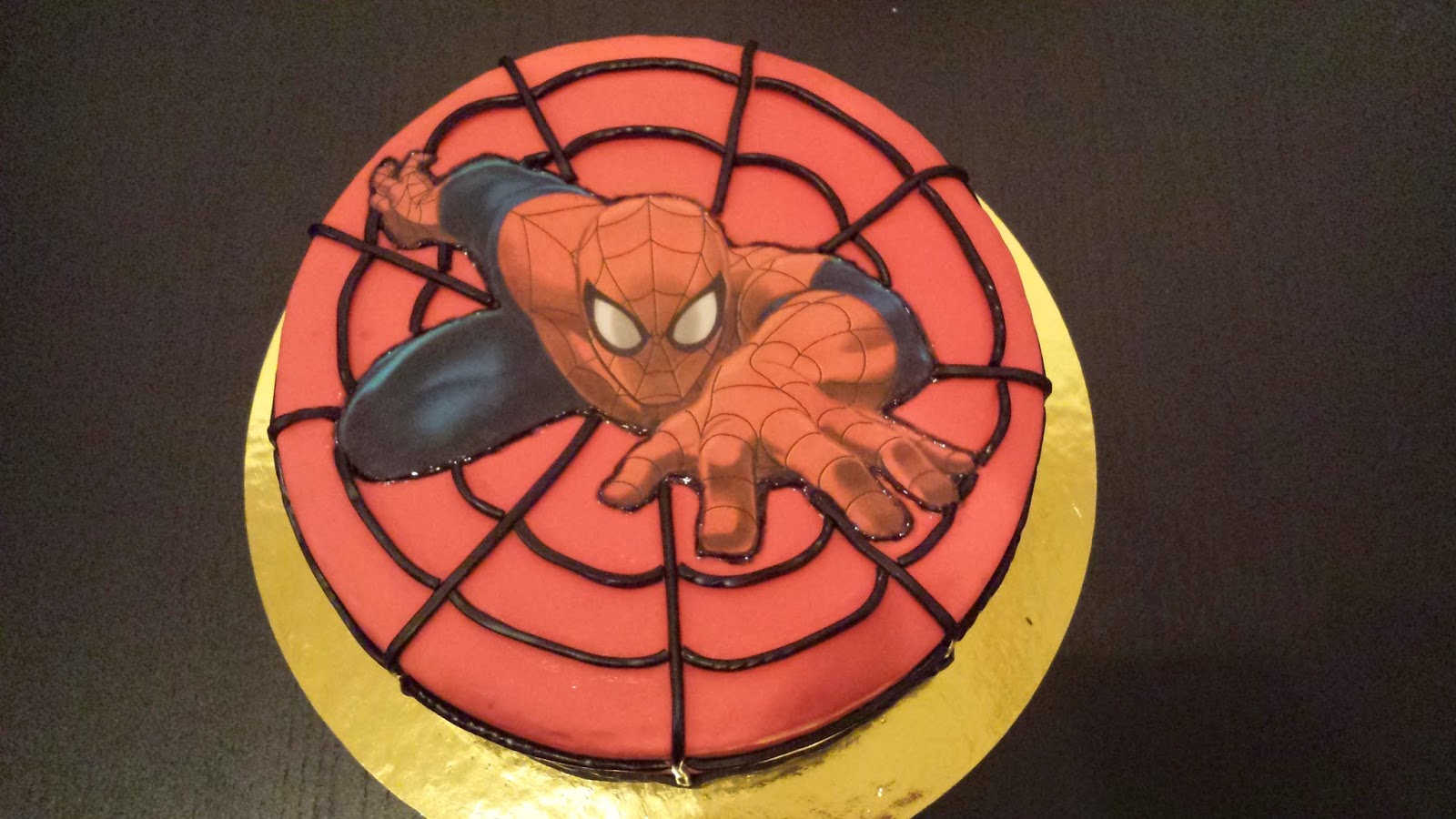 Les Petits Plats d'ISA Gâteaux 3D Spiderman et thème Bonbons.