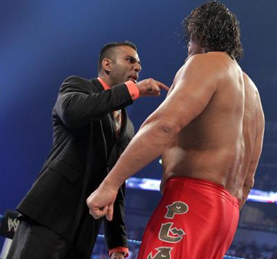 Jinder+Mahal+slaps+The+Great+Khali+on+%2527The+Khali+Kiss+Cam%2527+13-5-2011+-+4.JPG