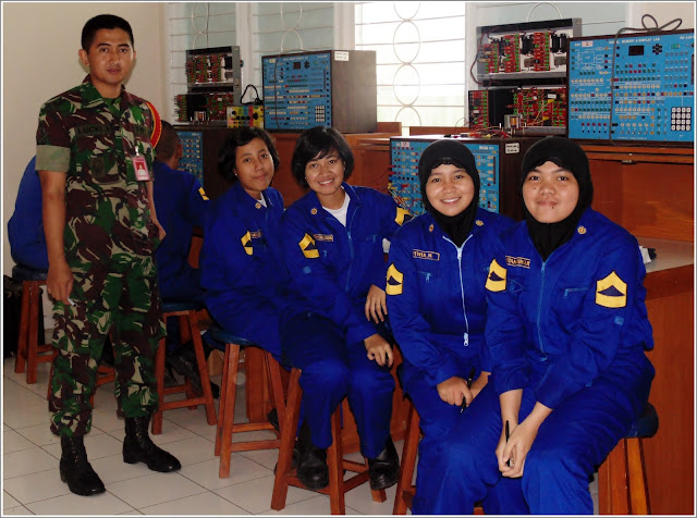 PRAKTIK DASAR ELEKTRONIKA MAHASISWA UNNUR BANDUNG DI SKADIK 203