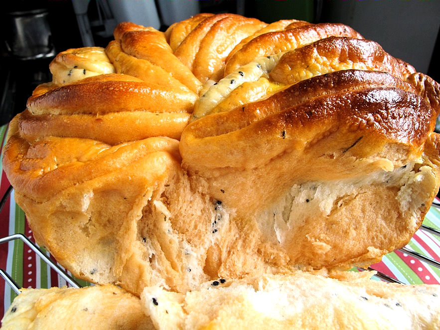 Foodiva's Kitchen PullApart Tomato Bread with Feta, Garlic and Herb