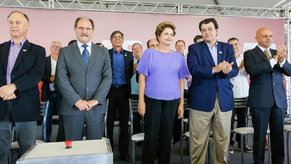 Dilma é recebida sob protestos no RS e imprensa é proibida de registrar