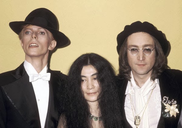 FOTOS GUAPAS Y ROCKERAS - Página 22 John+Lennon+and+Yoko+Ono+attend+the+1975+Grammy's+(5)
