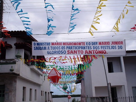 MINISTRO E DEPUTADO HOMENAGEAM FIÉIS SEGUIDORES DE SANTOANTONIO