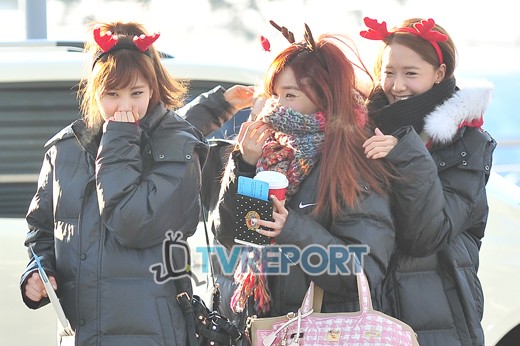 [PIC][24-12-2012]SNSD khởi hành đi Nhật Bản vào sáng nay + 8 thành viên đeo bờm giáng sinh trước sân bay + Sunny vắng mặt vì ốm %EA%B3%B5%ED%95%AD+(23)