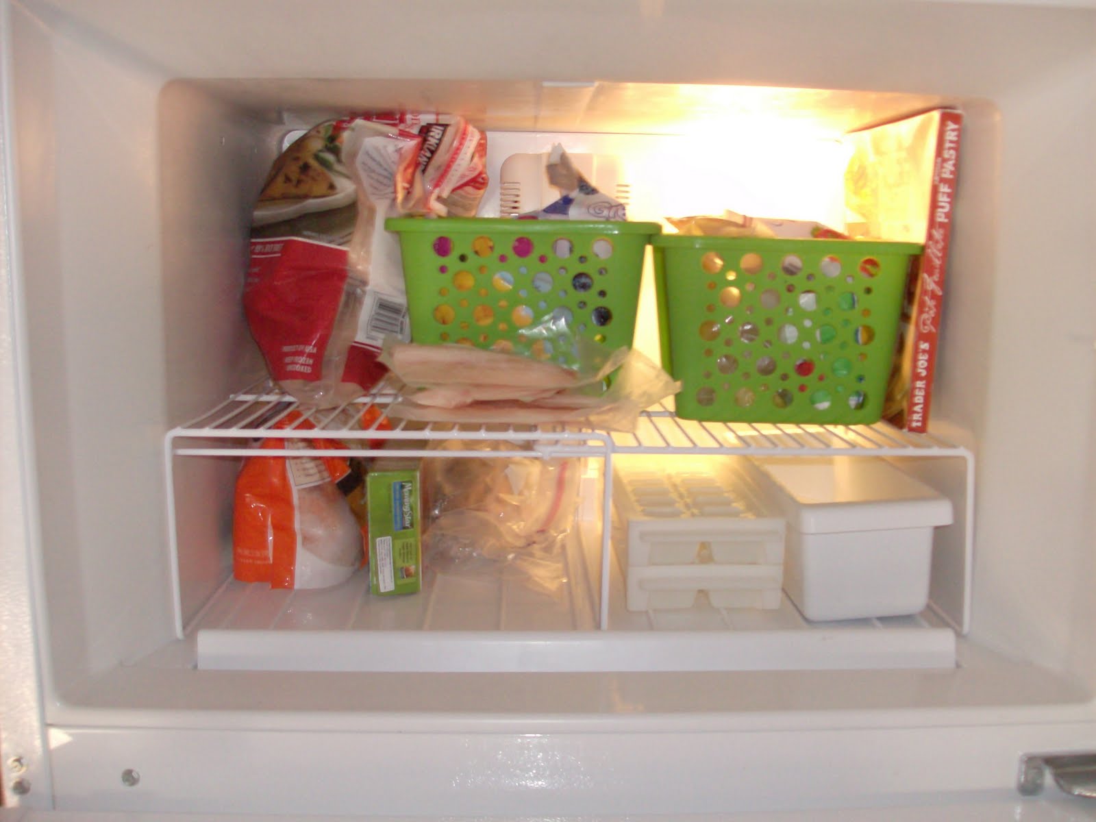 the aspiring housewife Spring Cleaning fridge & freezer