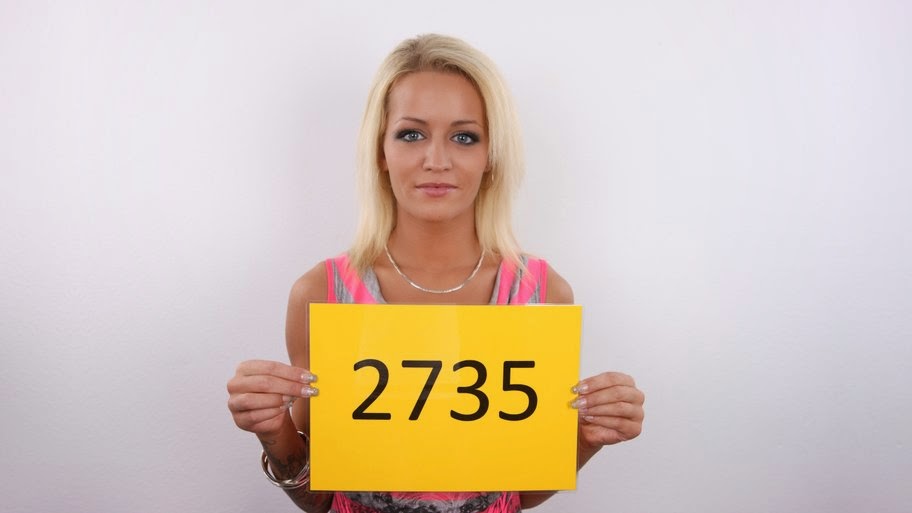 В чешском кастинге участвует девушка с короткой стрижкой послушно исполняя указания фотографа 