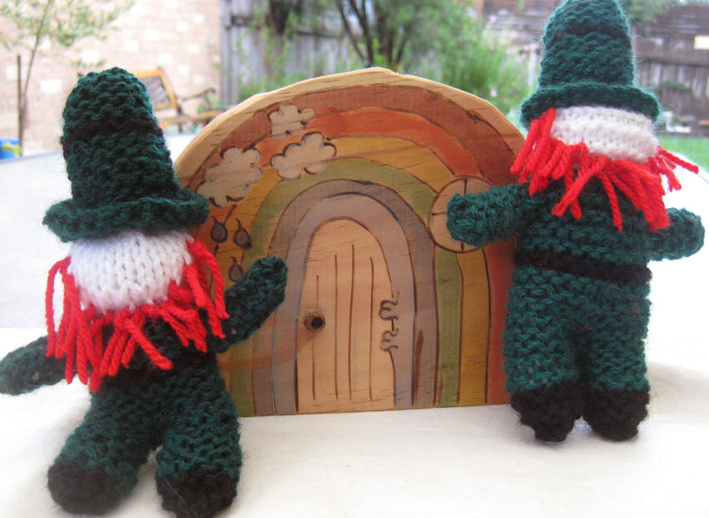 Happy Whimsical Hearts Knitted leprechauns {a tutorial}