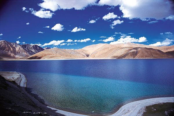 THE MOST BEAUTIFUL SCENERY IN THE WORLD 2 H%E1%BB%93+Pangong+Tso,+n%E1%BA%B1m+trong+d%C3%A3y+Himalaya