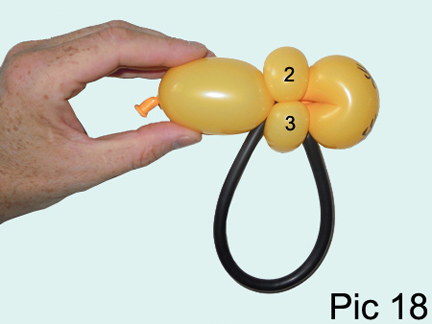 Lock the knot of the 2nd black balloon. 