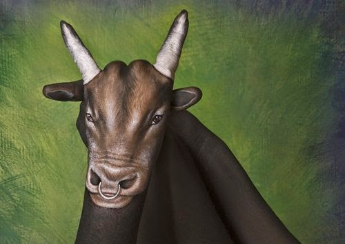 23-Bull-Guido-Daniele-Painting-Animals-on-Hands-www-designstack-co