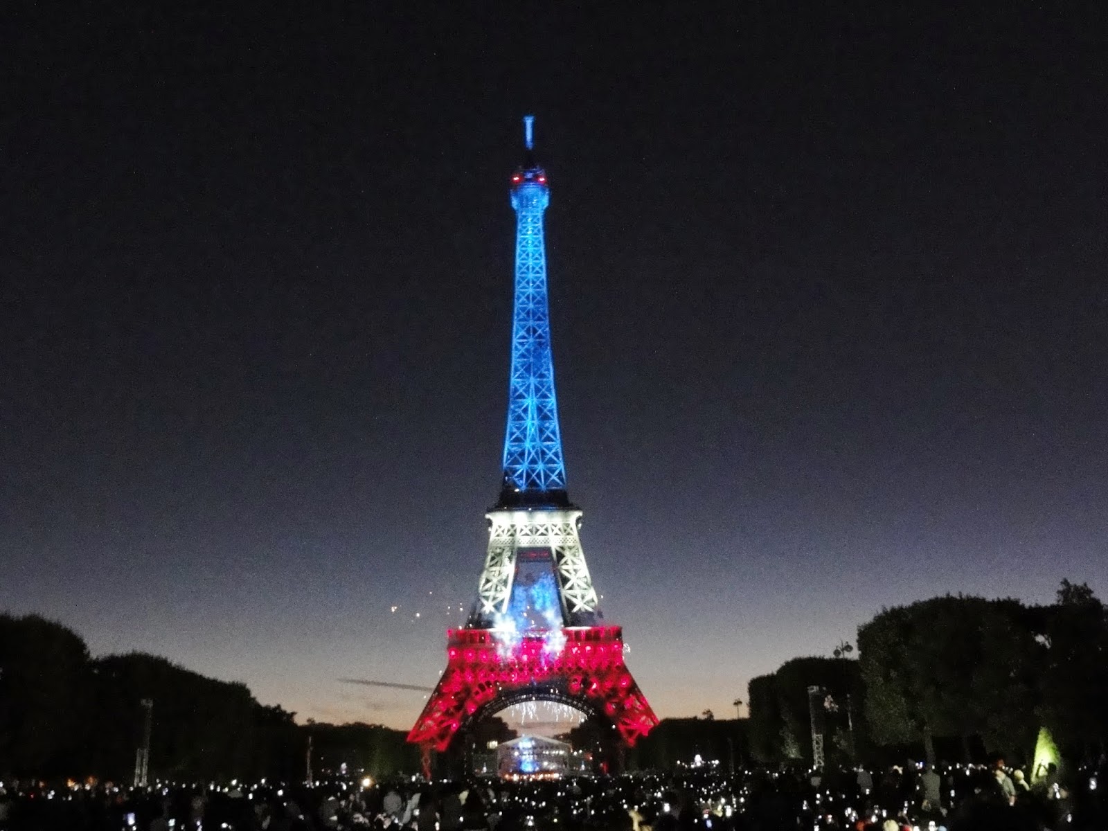 Les racines chrétiennes vues par Juppé et Cazeneuve 2014+07+14+Tour+Eiffel+18