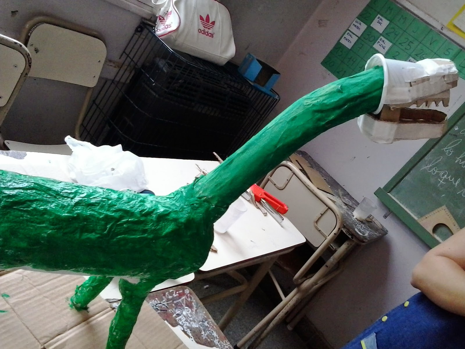Dinosaurios con sistema hidráulico – Plástica en la escuela