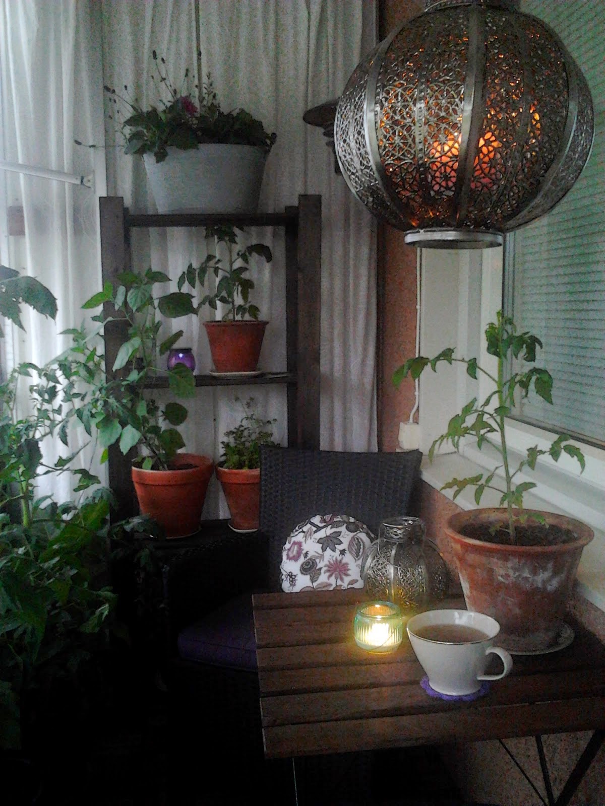 Från mitt vardagsrum: balkonger...