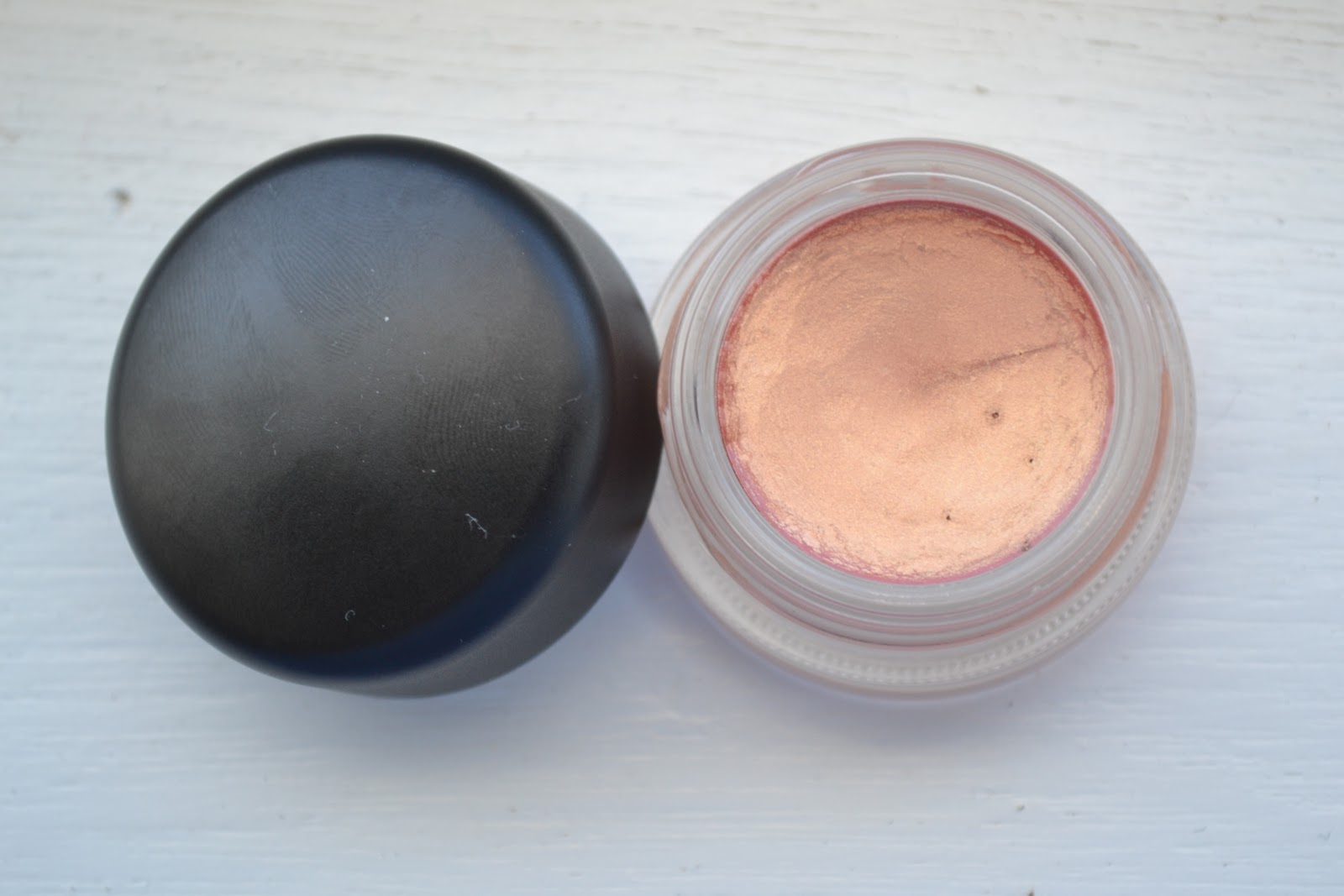 Makeup mess MAC Paint Pot in 'Rubenesque'