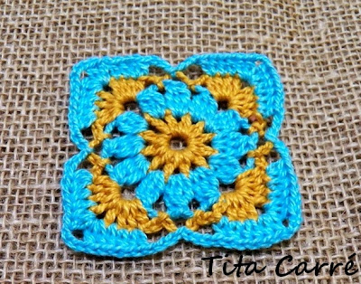 Square flor azul e amarelo em crochet