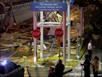 [Internacional] Fotos do Aeroporto de Saint Louis após tornado nos EUA  Aerop+St+Louis_Tornado_22abr2011+%25283%2529