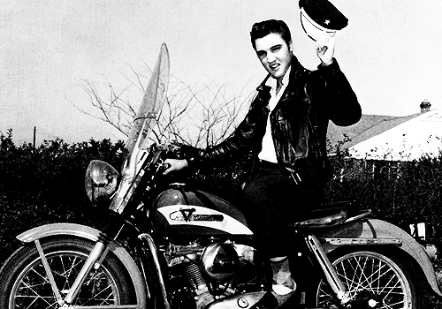 Effet pare-brise Elvis+Presley+on+his+Harley-Davidson,+1956+(1)