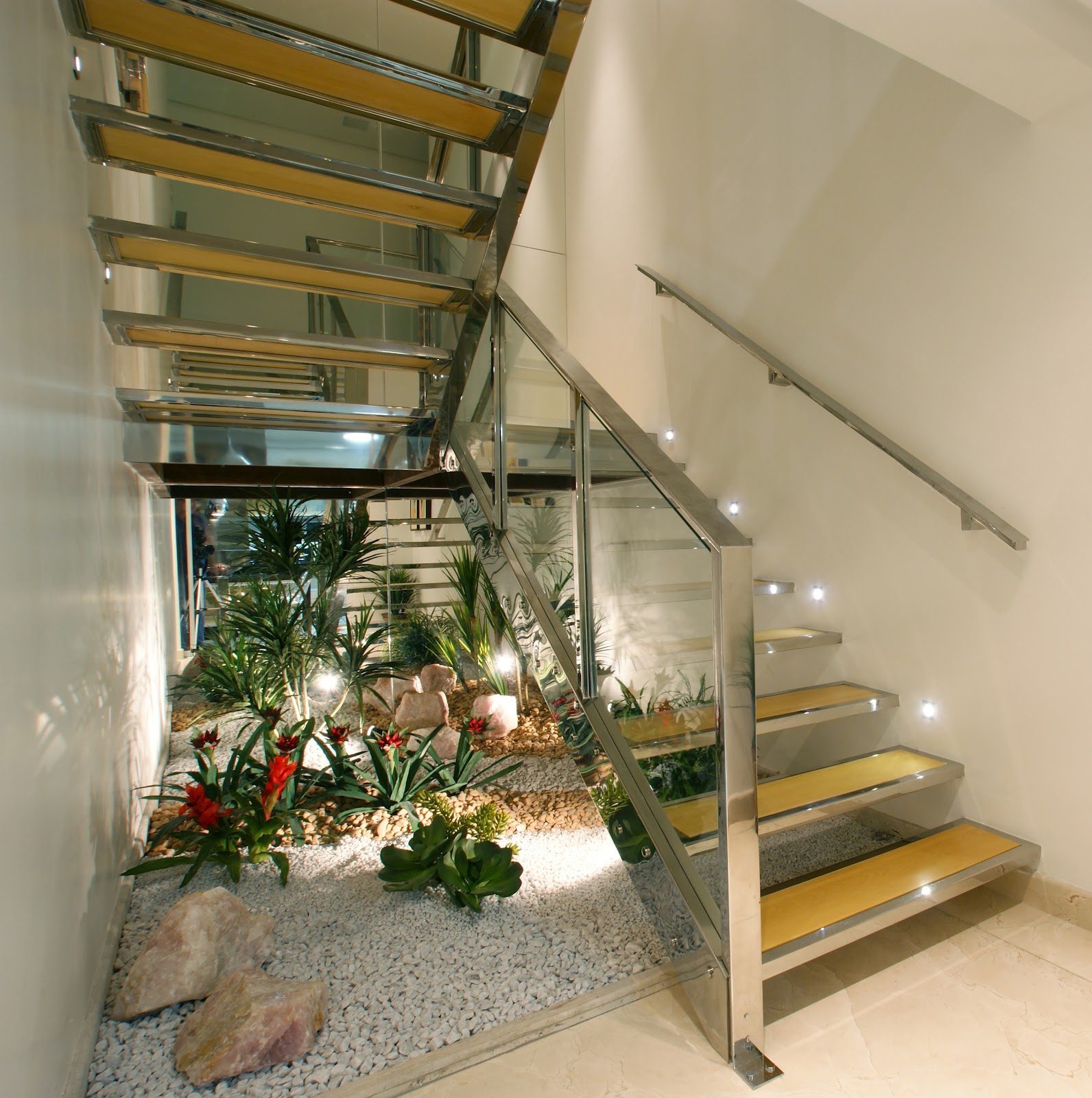 escada jardim madeira:Escada em aço inox, madeira e vidro escada jardim madeira:Escada em aço inox, madeira e vidro