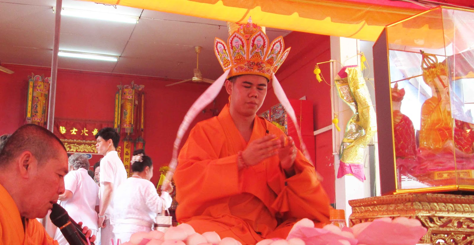 ผลการค้นหารูปภาพสำหรับ ฟังธรรมกินเจ
