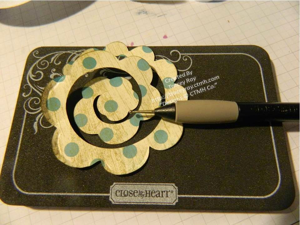 FREE TUTORIAL PAPER FLOWER DISTRESSING AND EMBOSSING