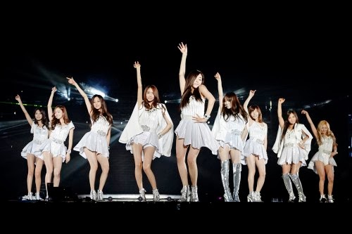 Para gadis ini juga mempersiapkan penampilan yang baru dan berbeda untuk para fans. Sebagai contoh, Tiffany berduet dengan Onew SHINee membawakan lagu klasik Disney, “A Whole New World”. Taeyeon yang mengenakan gaun berwarna merah, menyanyikan lagu “My Grown Up Christmas List”. Seohyun bermain gitar dan menampilkan lagu “Kiss Me” versi akustik. Member lain membawakan lagu K-Pop populer untuk para fans. Tiffany dan Yuri menyanyikan lagu “Ma Boy” milik SISTAR19, Sunny membawakan lagu Ga In “Blossom”, Sooyoung menampilkan “24 Hours” milik Sunmi, dan Jessica membawakan “Miss Korea” milik Lee Hyori. Para gadis ini juga mempersiapkan penampilan yang baru dan berbeda untuk para fans. Sebagai contoh, Tiffany berduet dengan Onew SHINee membawakan lagu klasik Disney, “A Whole New World”. Taeyeon yang mengenakan gaun berwarna merah, menyanyikan lagu “My Grown Up Christmas List”. Seohyun bermain gitar dan menampilkan lagu “Kiss Me” versi akustik. Member lain membawakan lagu K-Pop populer untuk para fans. Tiffany dan Yuri menyanyikan lagu “Ma Boy” milik SISTAR19, Sunny membawakan lagu Ga In “Blossom”, Sooyoung menampilkan “24 Hours” milik Sunmi, dan Jessica membawakan “Miss Korea” milik Lee Hyori.