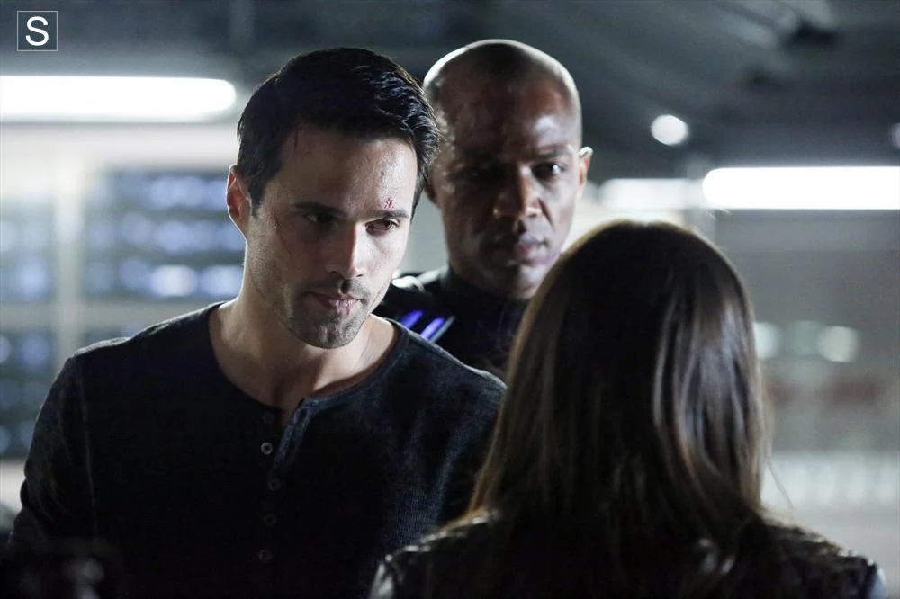 WARD (BRETT DALTON), DEATHLOK (J. AUGUST RICHARDS) Y SKYE (CHLOE BENNETT)