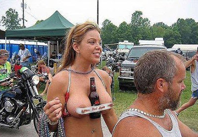 Frau-mit-Bier-zwischen-Br%C3%BCsten-lustig.jpg